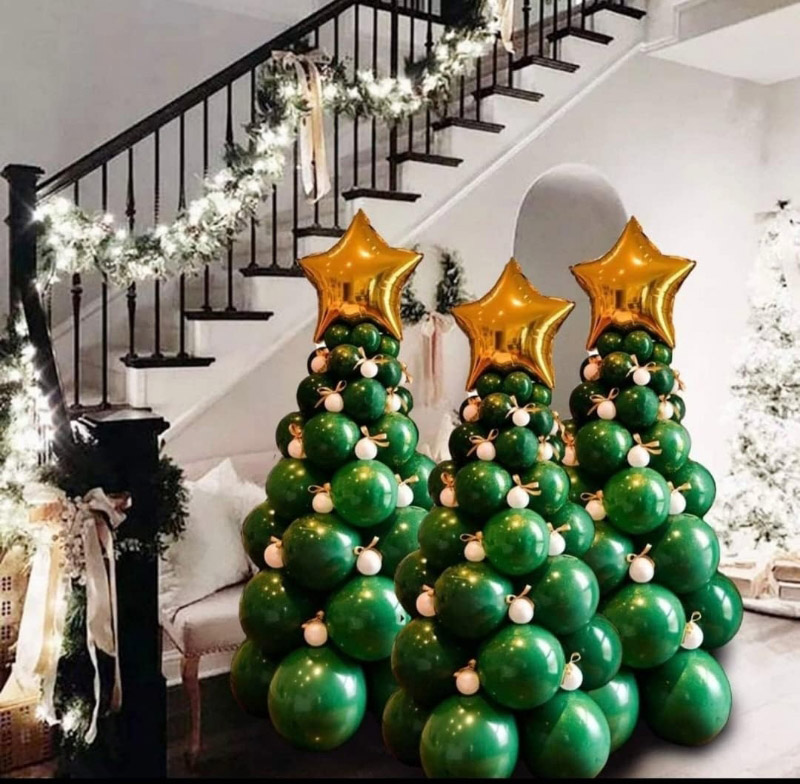 Bagaimana cara membuat pohon Natal dengan balon?