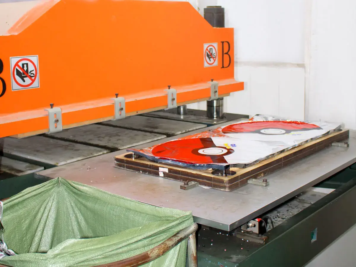 Star foil balloon heat-sealing production at Borun Balloon Factory