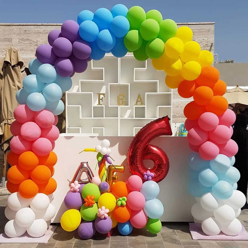 Karangan bunga balon pelangi